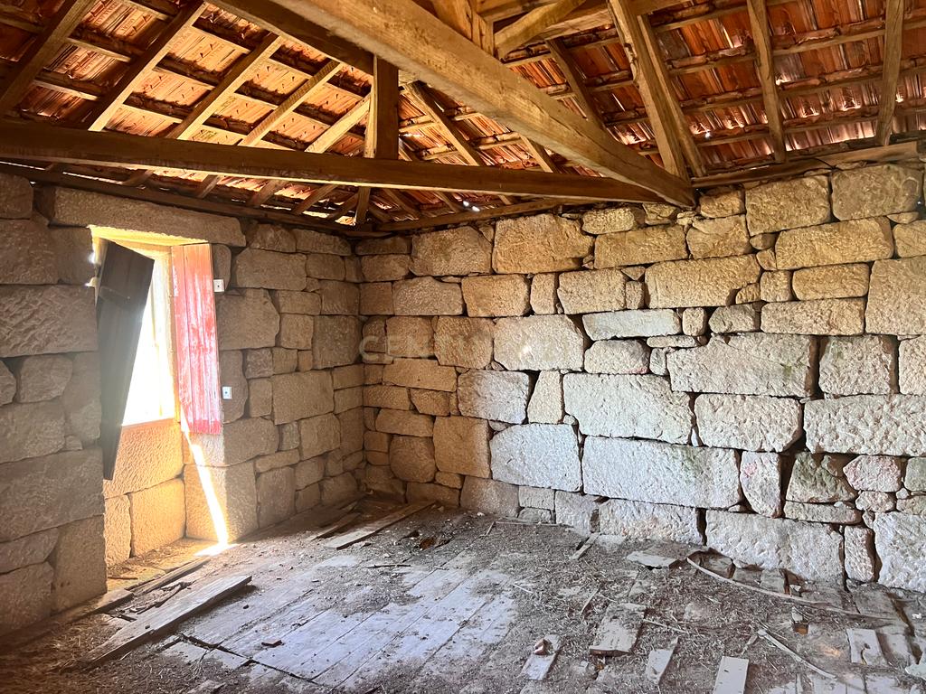 Casa situada em Paredes, São Pedro do Sul, com uma área total de 550 m² e situada em um terreno de 2500 m². Proporciona vistas deslumbrantes sobre o rio. - Image 22