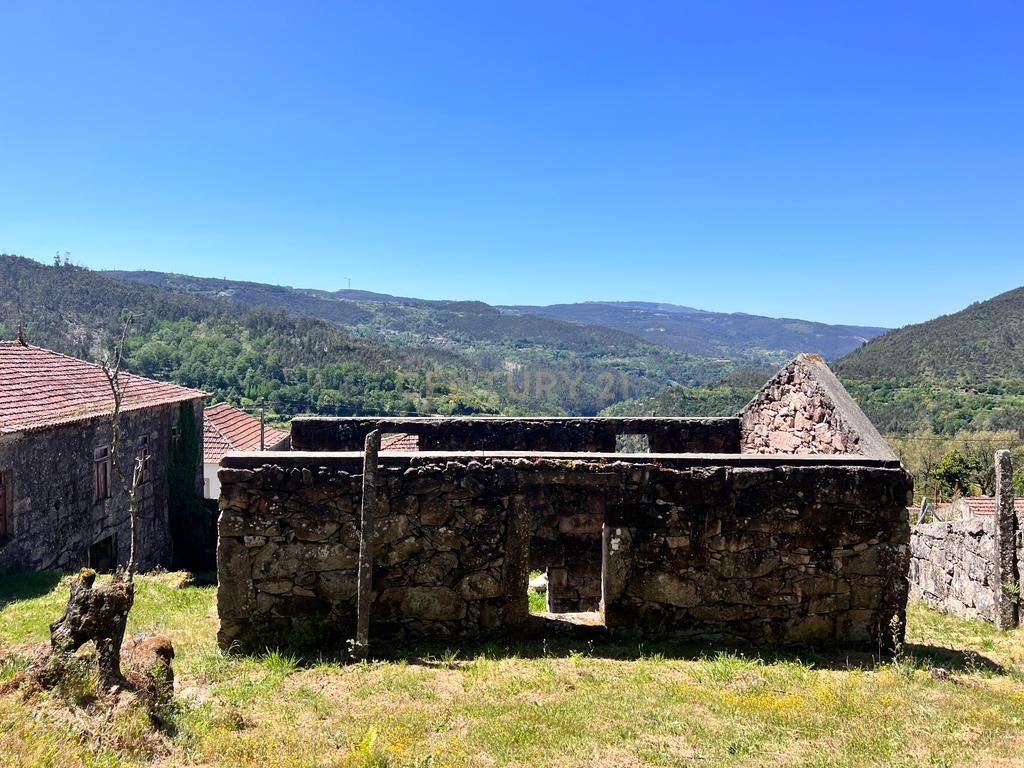 Casa situada em Paredes, São Pedro do Sul, com uma área total de 550 m² e situada em um terreno de 2500 m². Proporciona vistas deslumbrantes sobre o rio. - Image 33