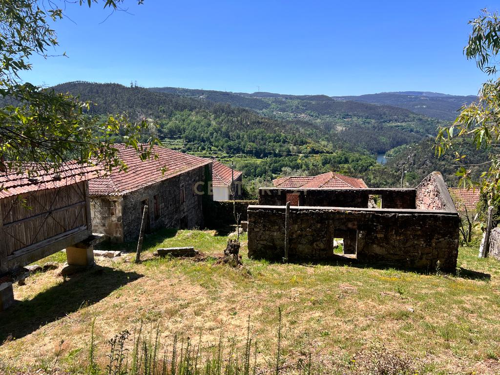 Casa situada em Paredes, São Pedro do Sul, com uma área total de 550 m² e situada em um terreno de 2500 m². Proporciona vistas deslumbrantes sobre o rio. - Image 1