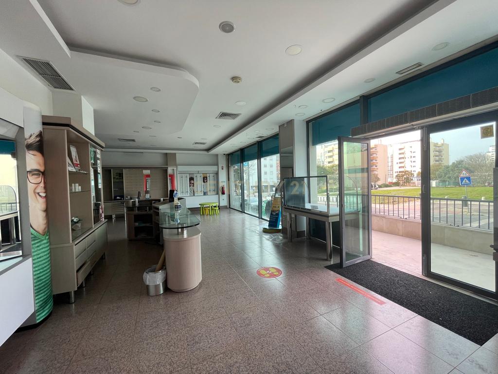 Loja com 130 m2 no CENTRO EMPRESARIAL DE TELHEIRAS - Image 5