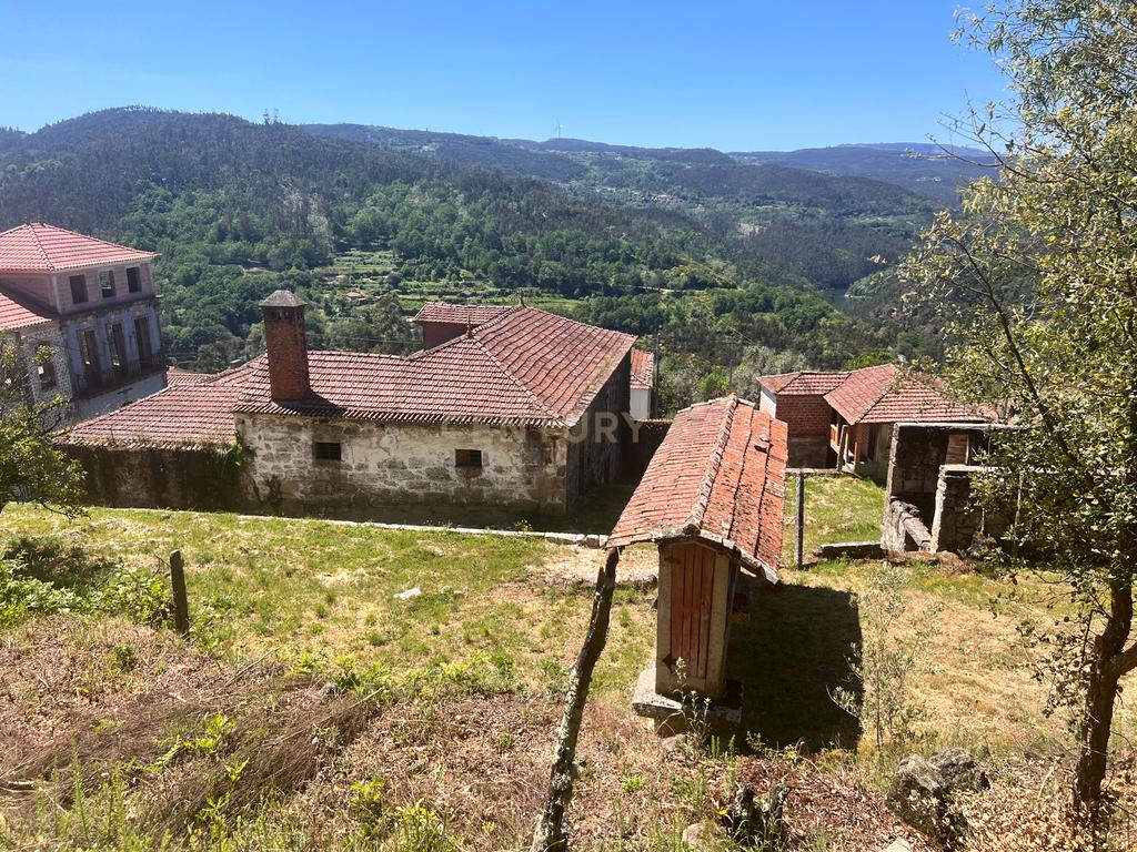 Casa situada em Paredes, São Pedro do Sul, com uma área total de 550 m² e situada em um terreno de 2500 m². Proporciona vistas deslumbrantes sobre o rio. - Image 2