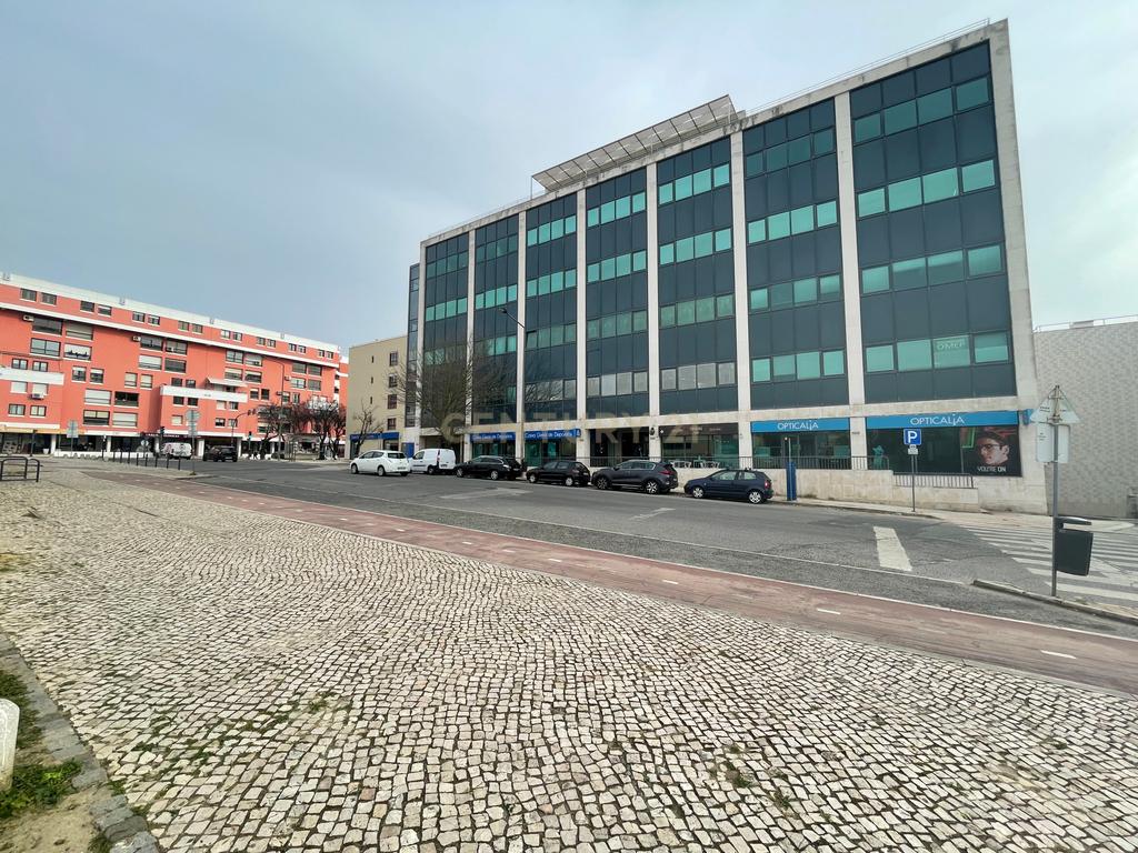 Loja com 130 m2 no CENTRO EMPRESARIAL DE TELHEIRAS - Image 7