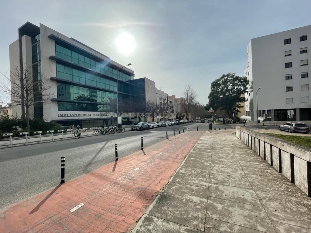 Loja com 130 m2 no CENTRO EMPRESARIAL DE TELHEIRAS - Image 8