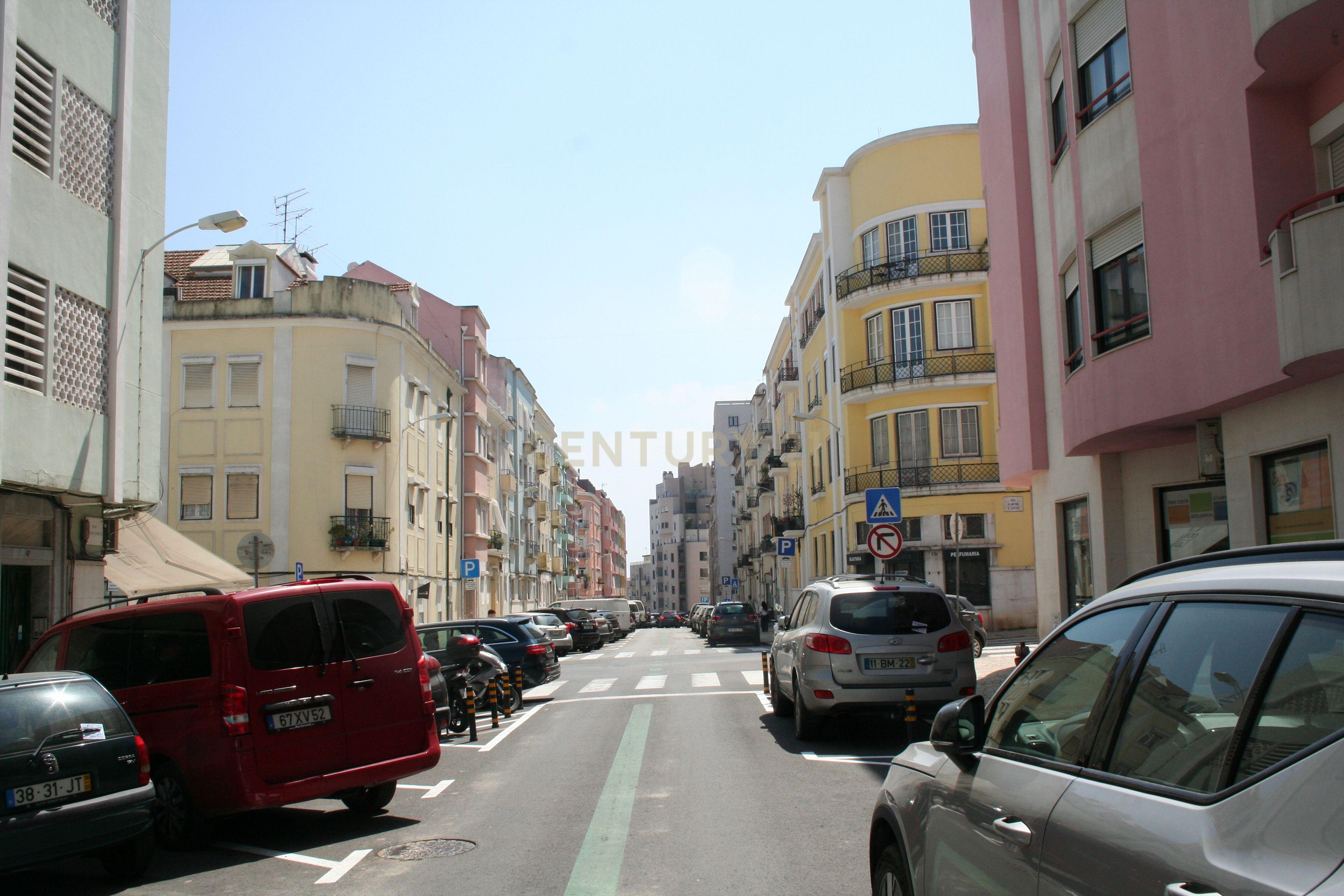 Apartamento com 4 assoalhadas em Campo de Ourique - Image 2