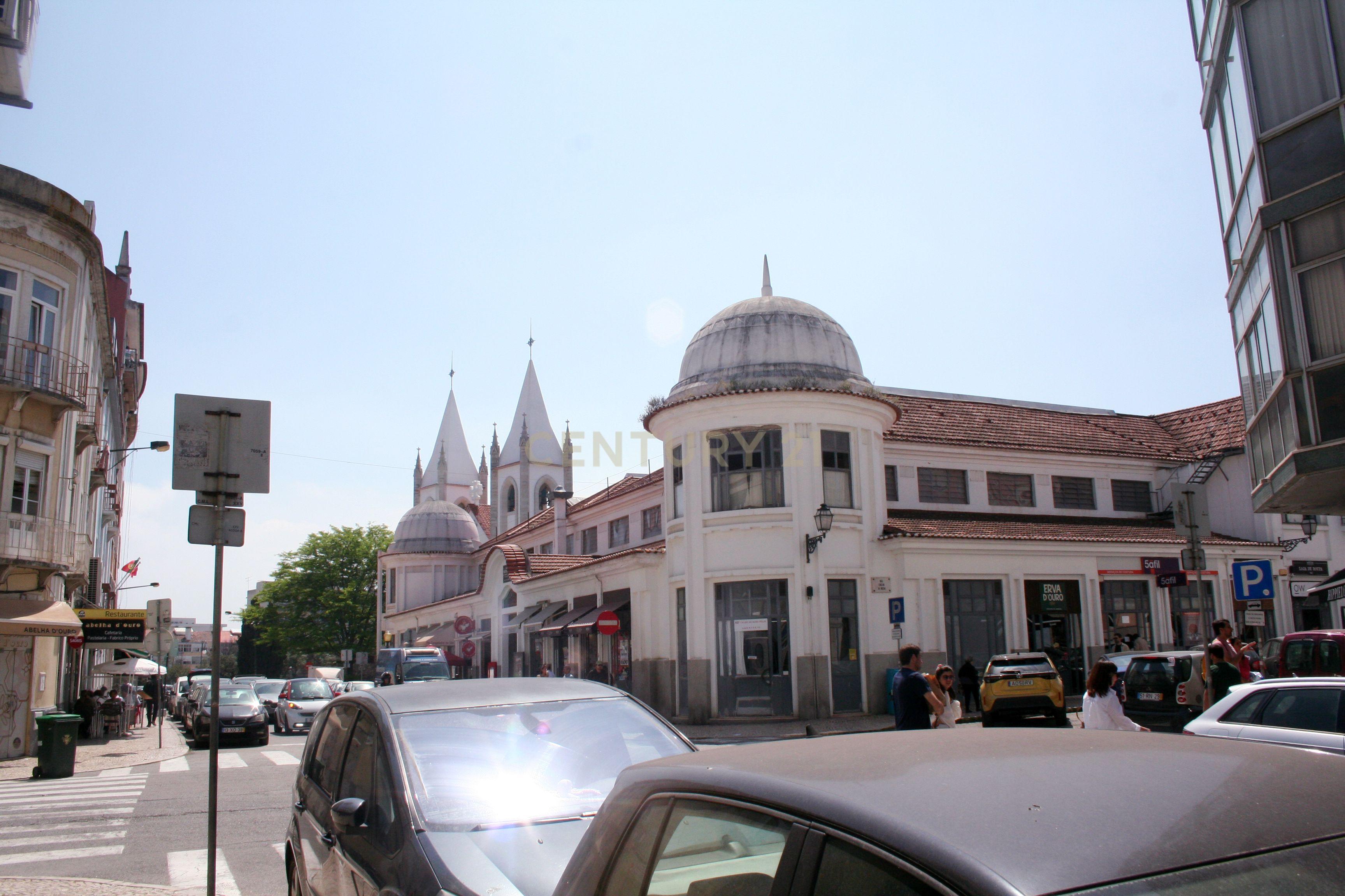 Apartamento com 4 assoalhadas em Campo de Ourique - Image 3