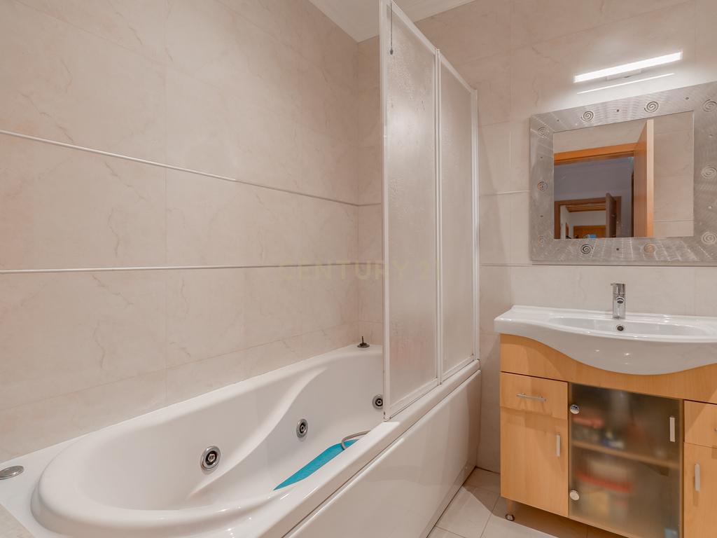 Apartamento T2 Moderno com garagem, piscina e ginásio em Lagos - Image 13