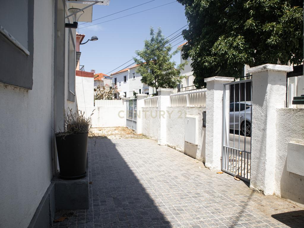 Moradia T3+1 na Ajuda com Potencial Incrível e Localização Privilegiada - Image 20