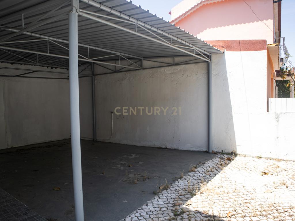Moradia T3+1 na Ajuda com Potencial Incrível e Localização Privilegiada - Image 21