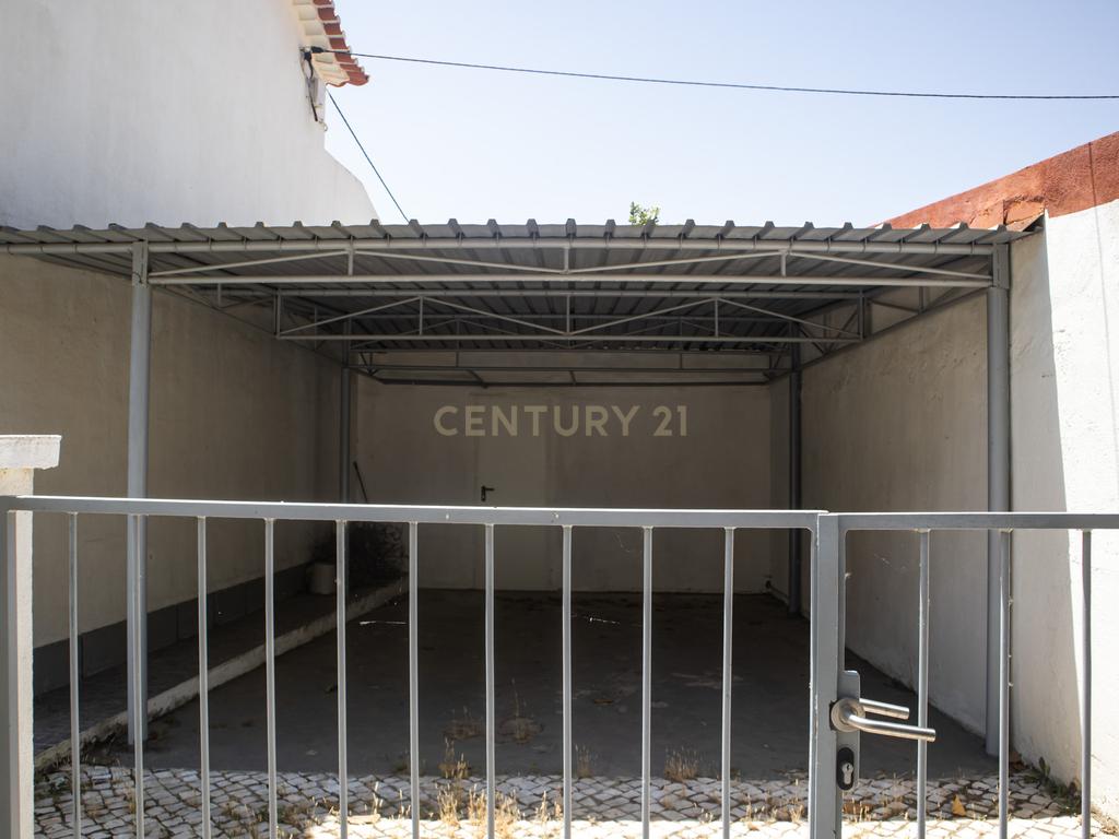 Moradia T3+1 na Ajuda com Potencial Incrível e Localização Privilegiada - Image 22