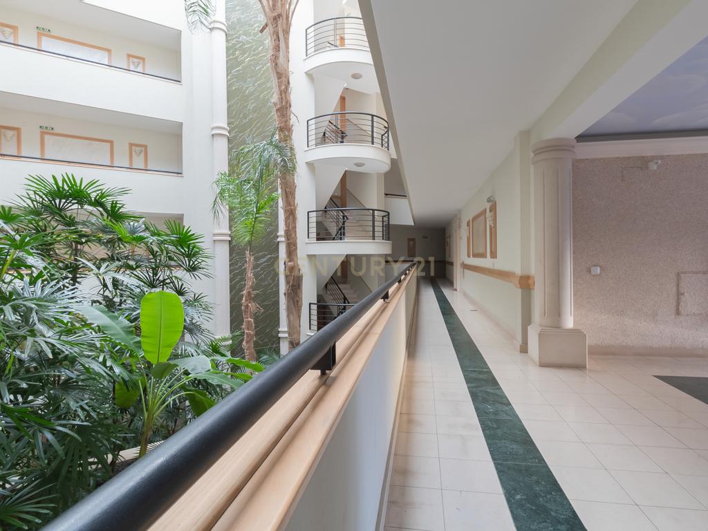 Apartamento T2 Moderno com garagem, piscina e ginásio em Lagos - Image 1