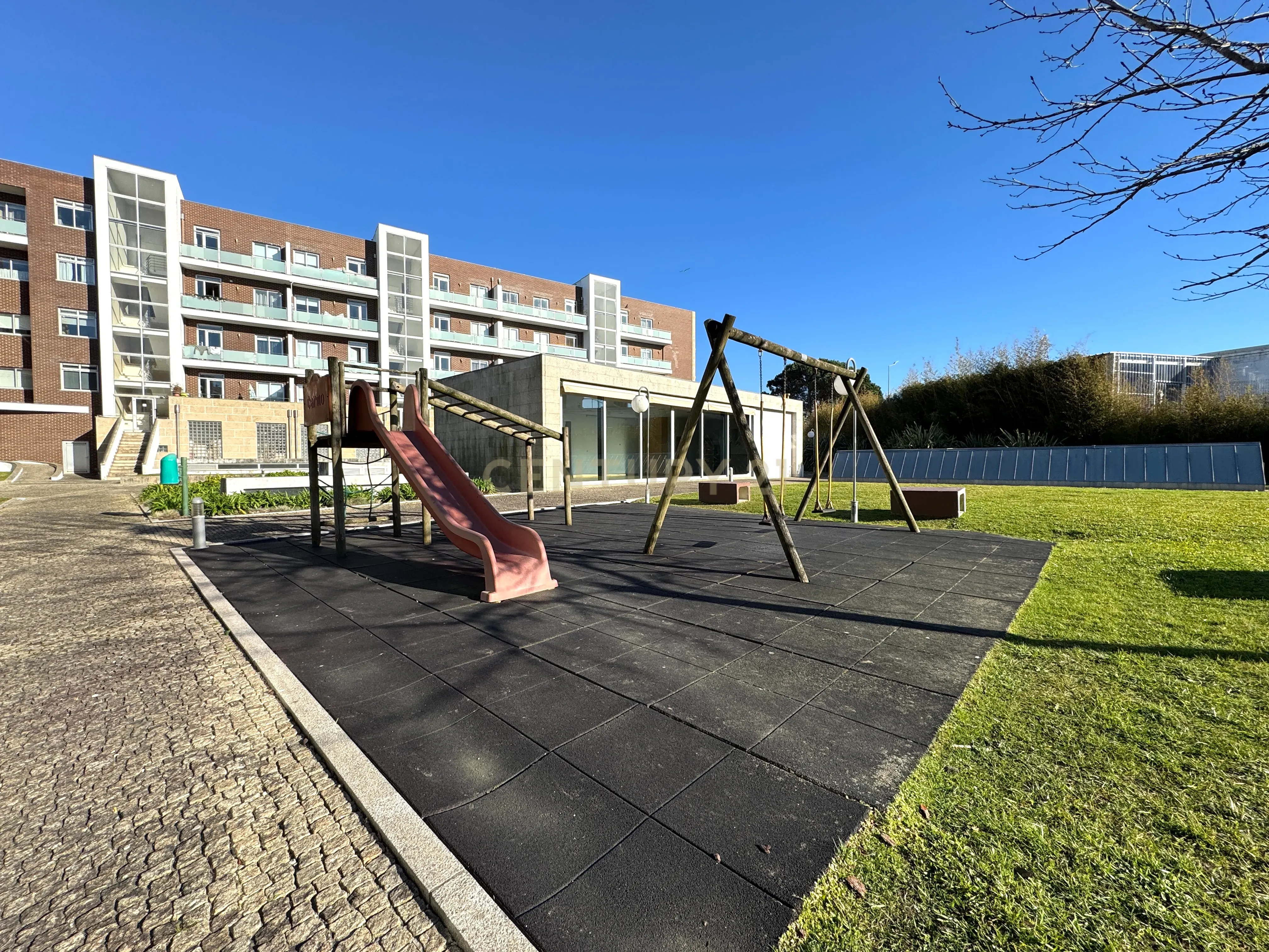 Apartamento com dois quartos em Condomínio Fechado com piscina aquecida e parque de ténis em Vila do Conde, Porto - Image 1