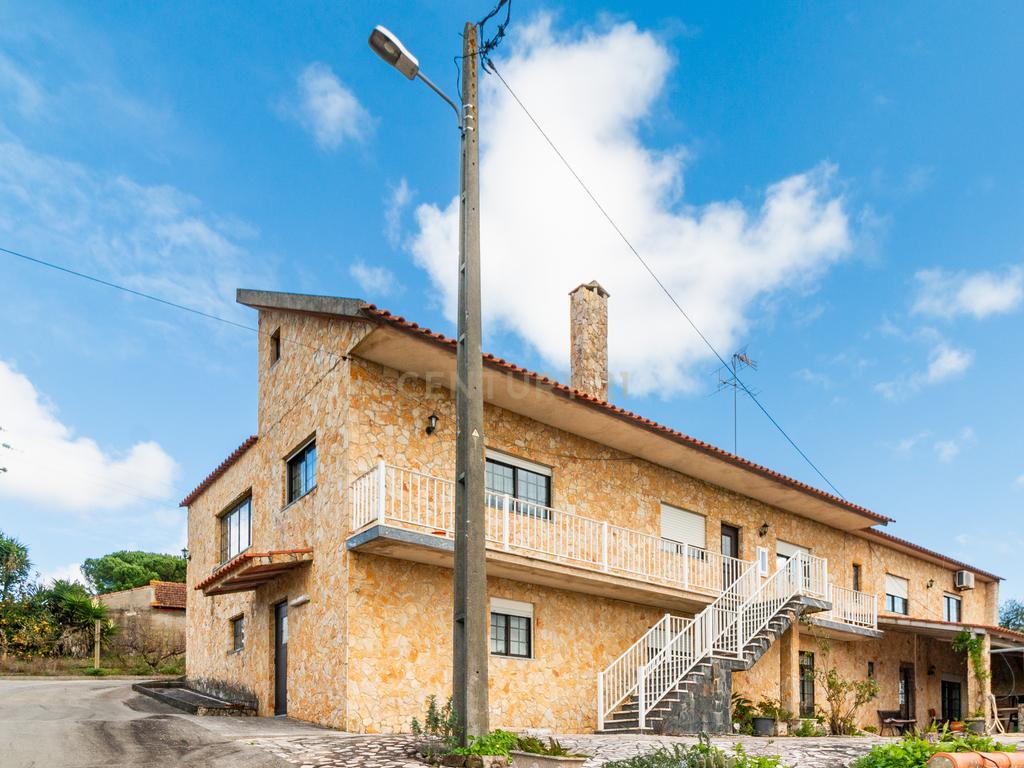 Moradia T5 em Évora de Alcobaça - Image 1