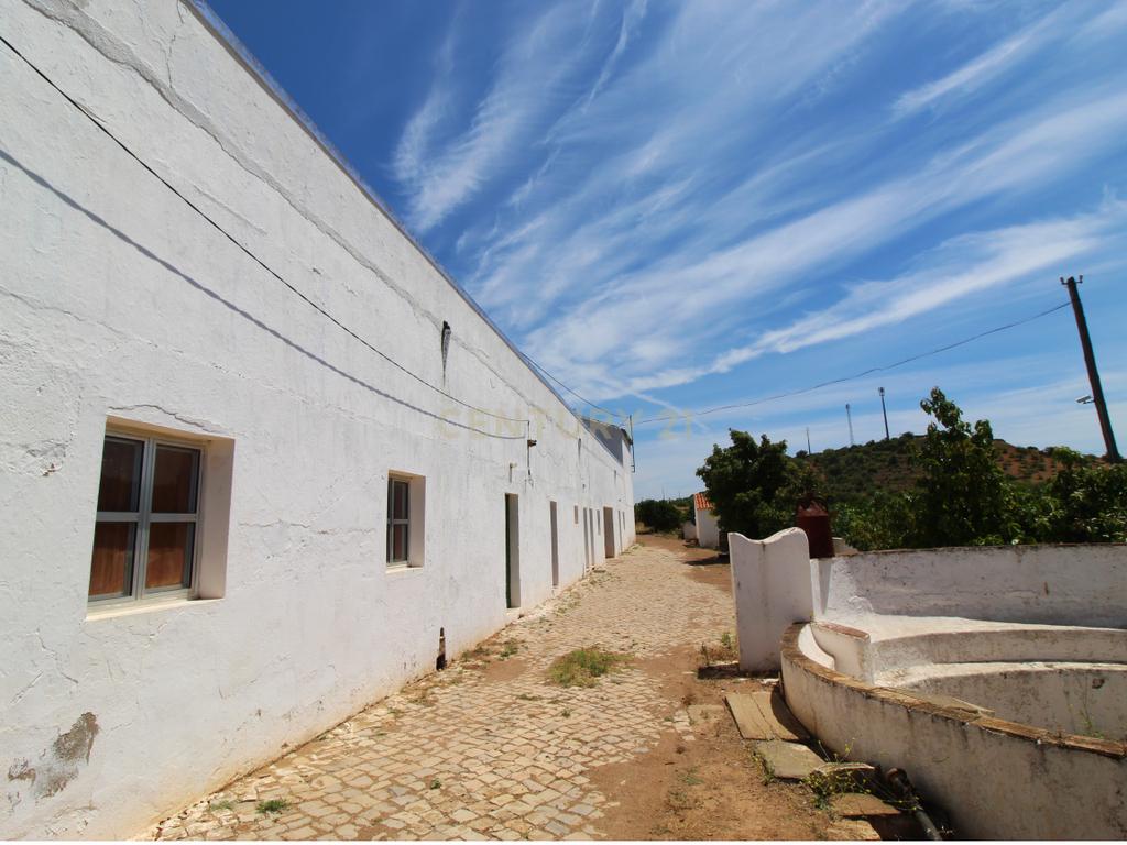 Tavira. Moradia com  implantação de 266 m2 e terreno de 14,5 ha,  em Almargem. - Image 6