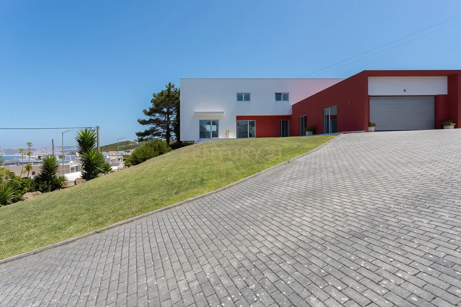 Moradia Única na Serra da Pescaria: Vista Panorâmica para o Mar e Praia da Nazaré - Image 1