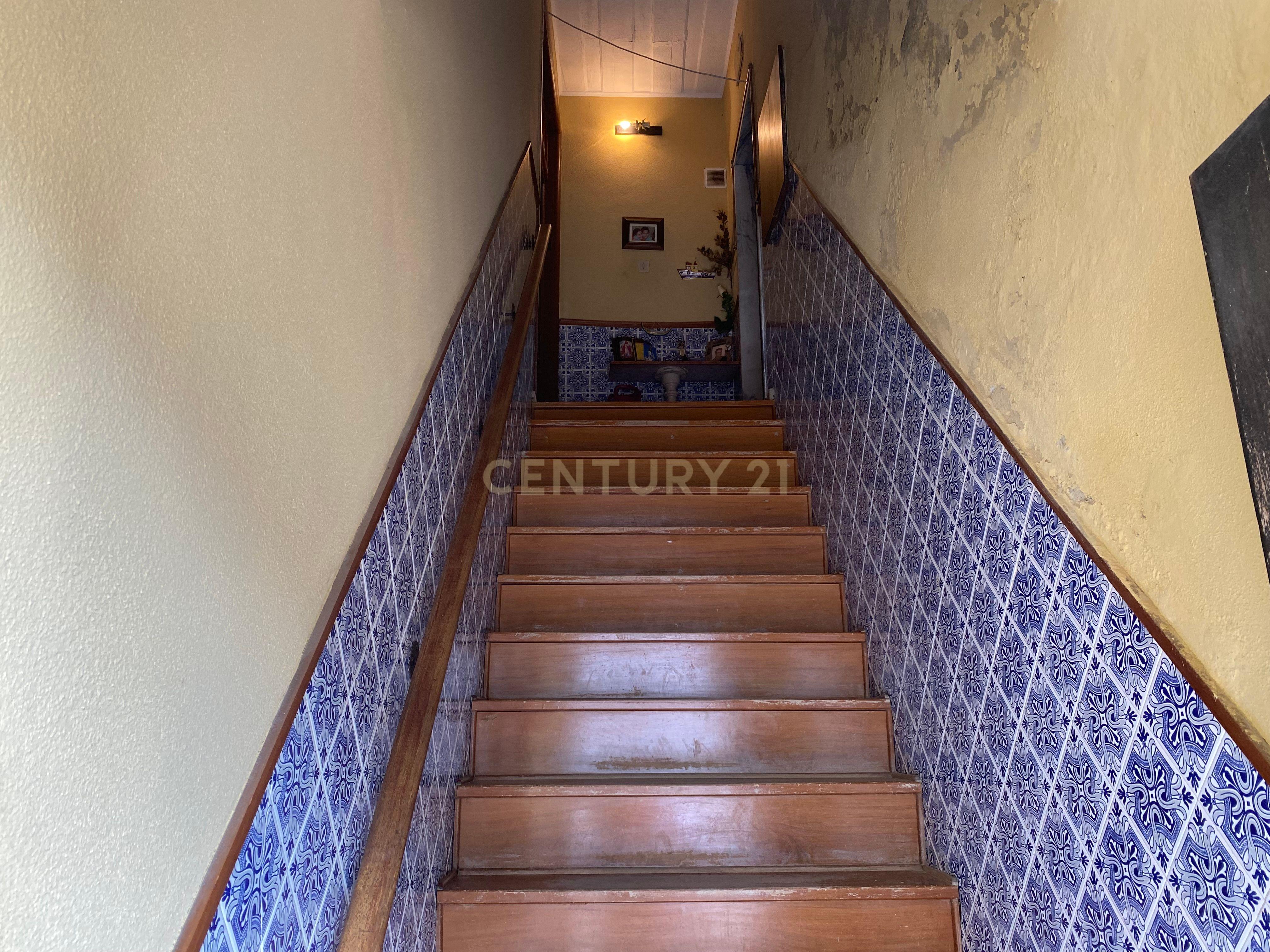 Prédio 2 pisos em zona histórica do miradouro - Image 9