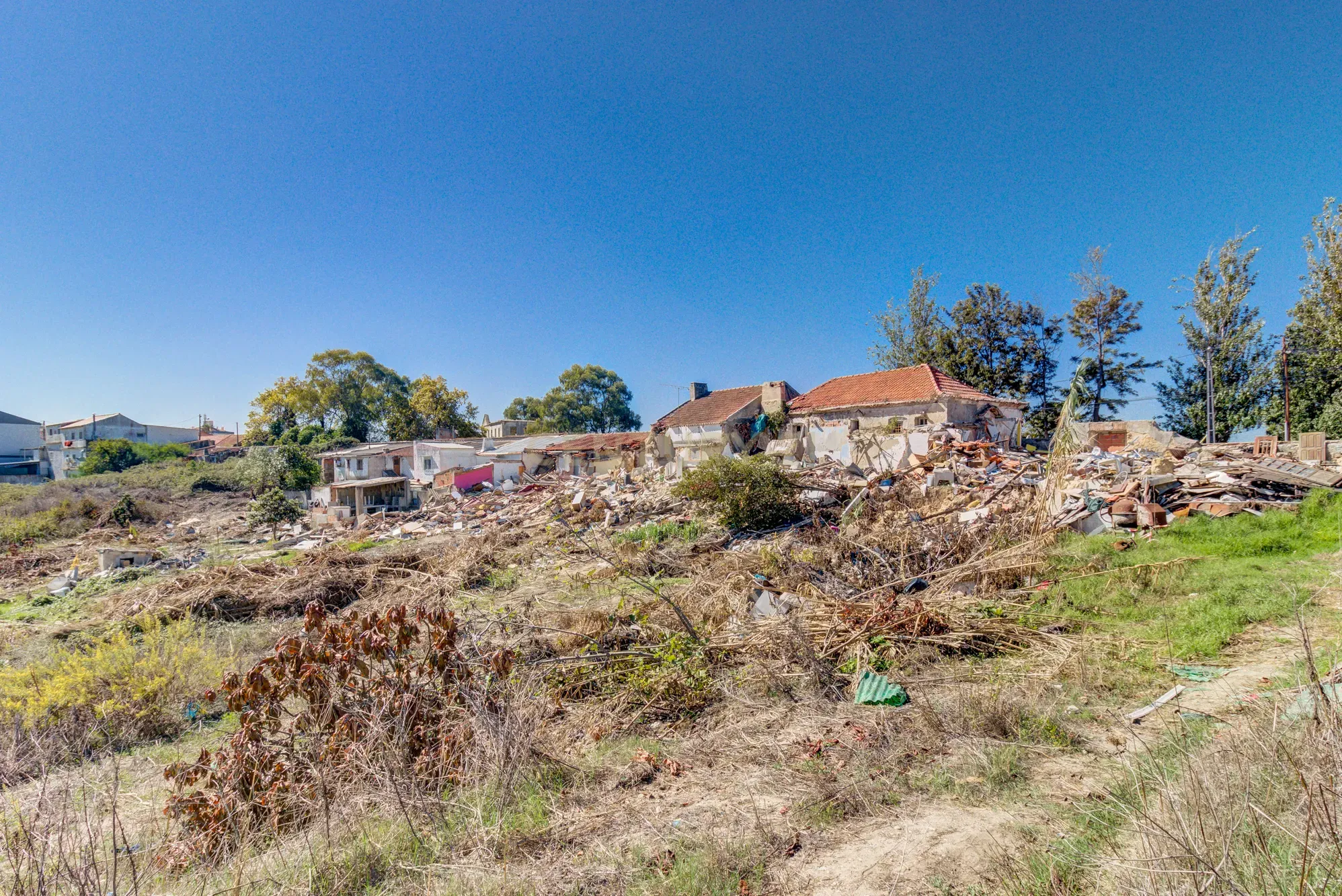 Prédio urbano 1.480m2 implantação, 2 pisos, 1.632m2 terreno, a 3km da praia - Image 32