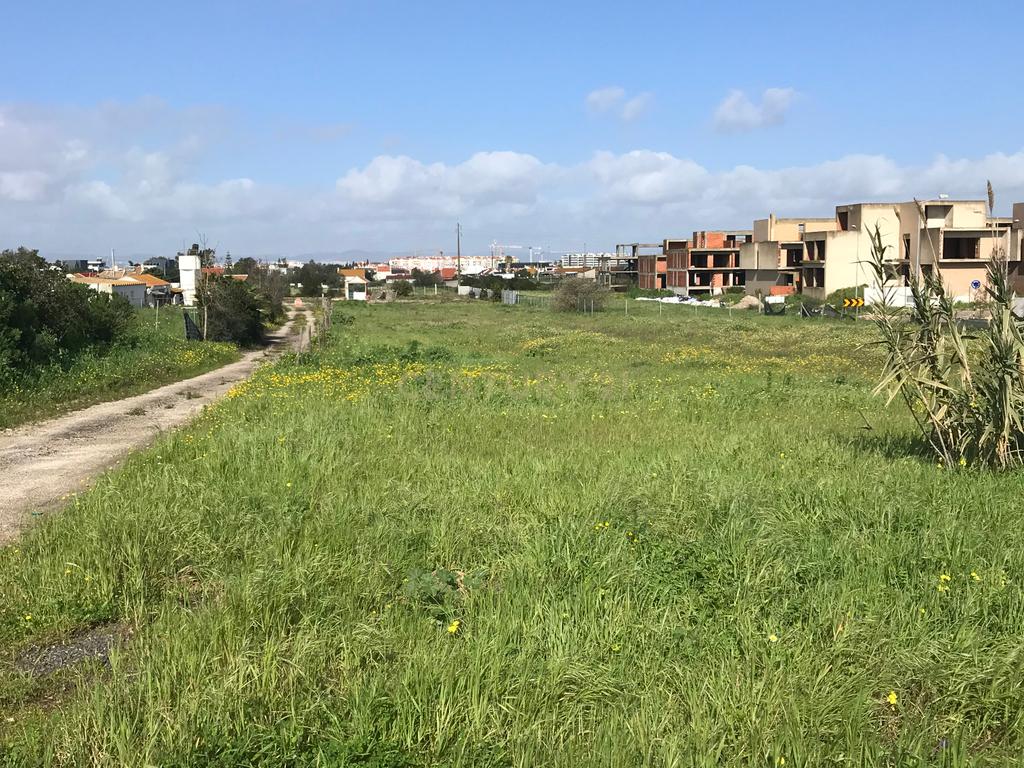 Terreno Urbano ( Lagoa do Láparo ) Alcochete - 22,231 m2 - Image 1