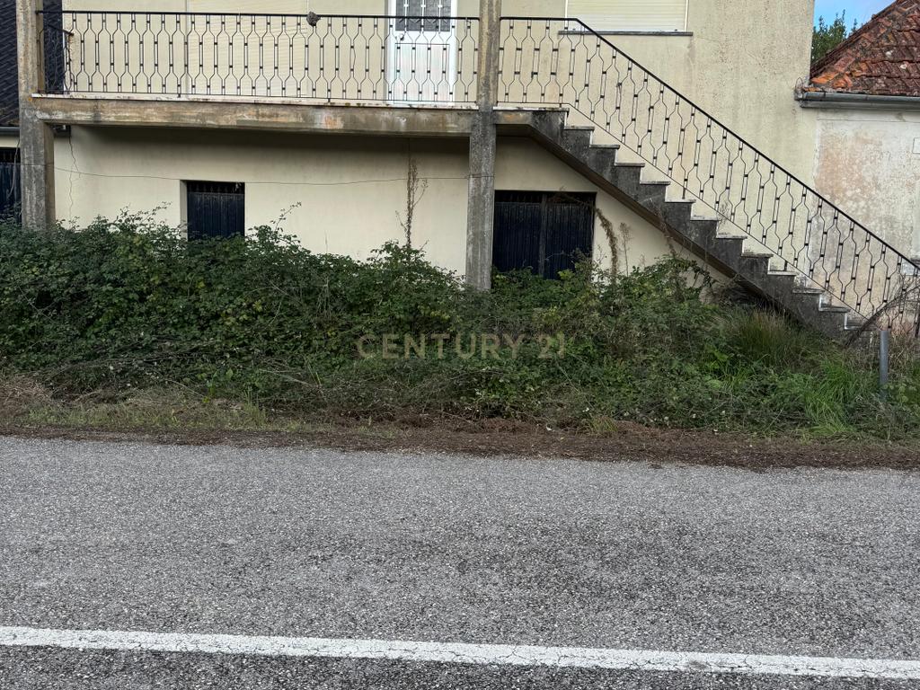 Casa T1 com garagem e terreno - Image 2
