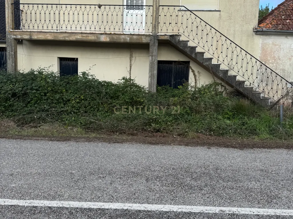 Casa T1 com garagem e terreno - Image 2