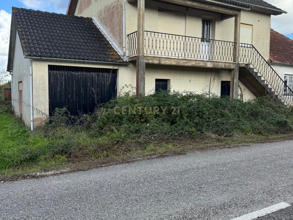 Casa T1 com garagem e terreno - Image 1