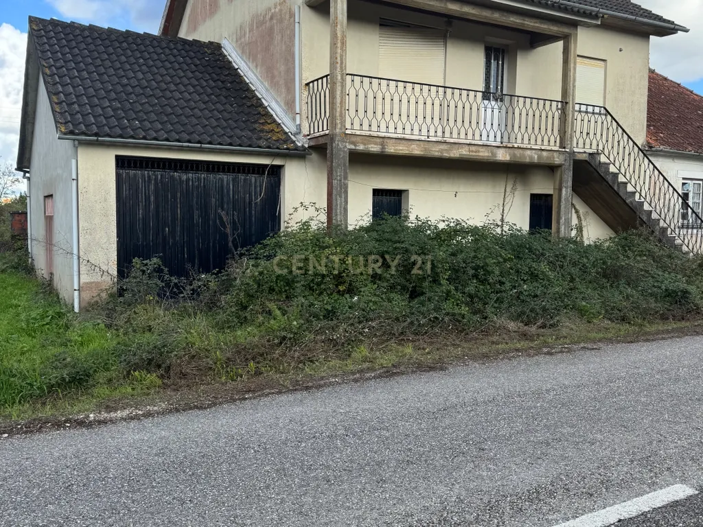 Casa T1 com garagem e terreno - Image 1