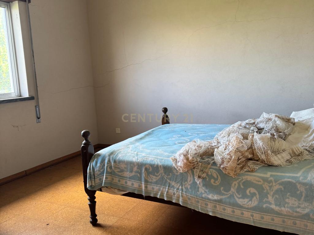 Casa T1 com garagem e terreno - Image 10
