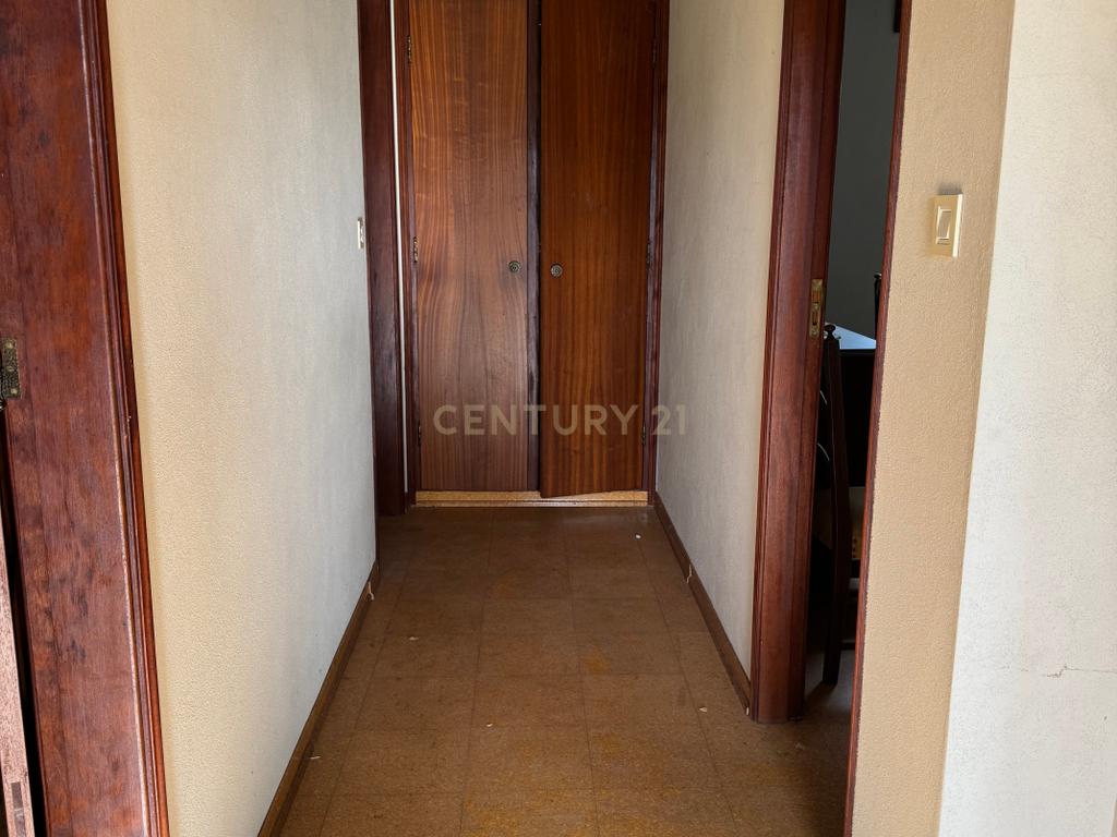 Casa T1 com garagem e terreno - Image 8