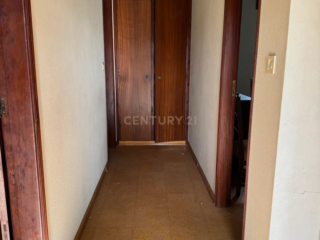 Casa T1 com garagem e terreno - Image 8