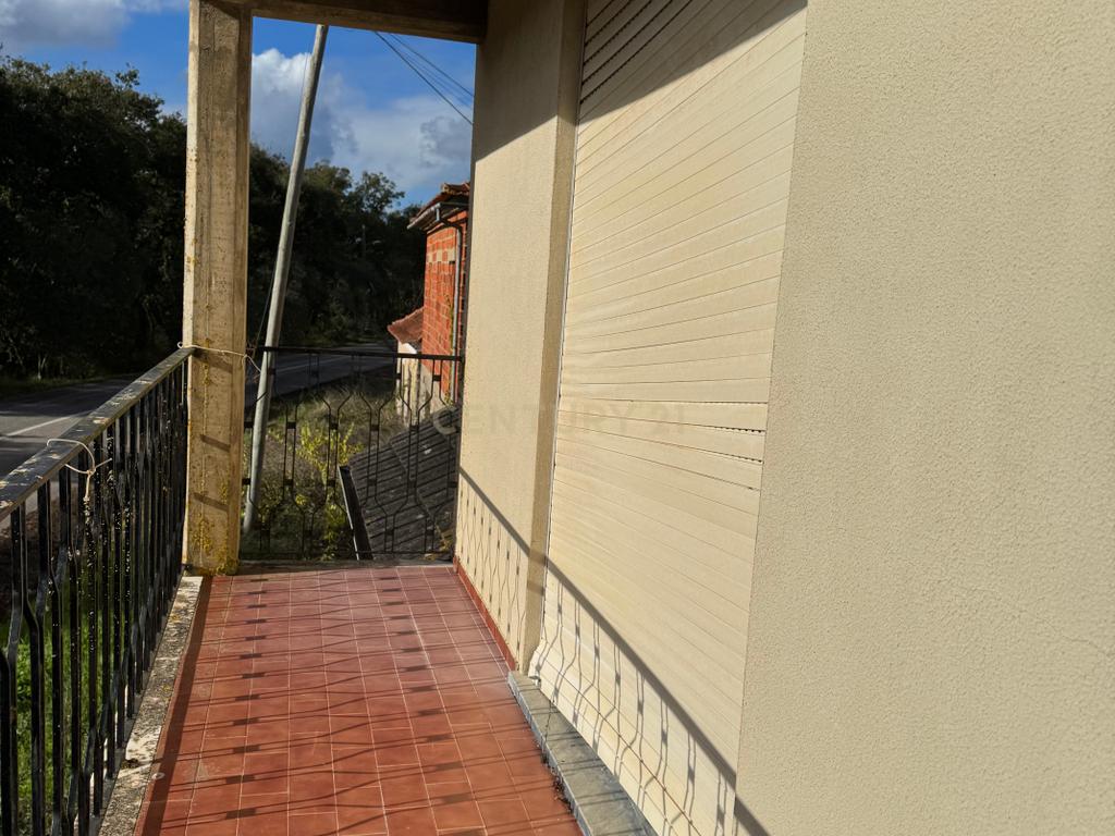 Casa T1 com garagem e terreno - Image 3
