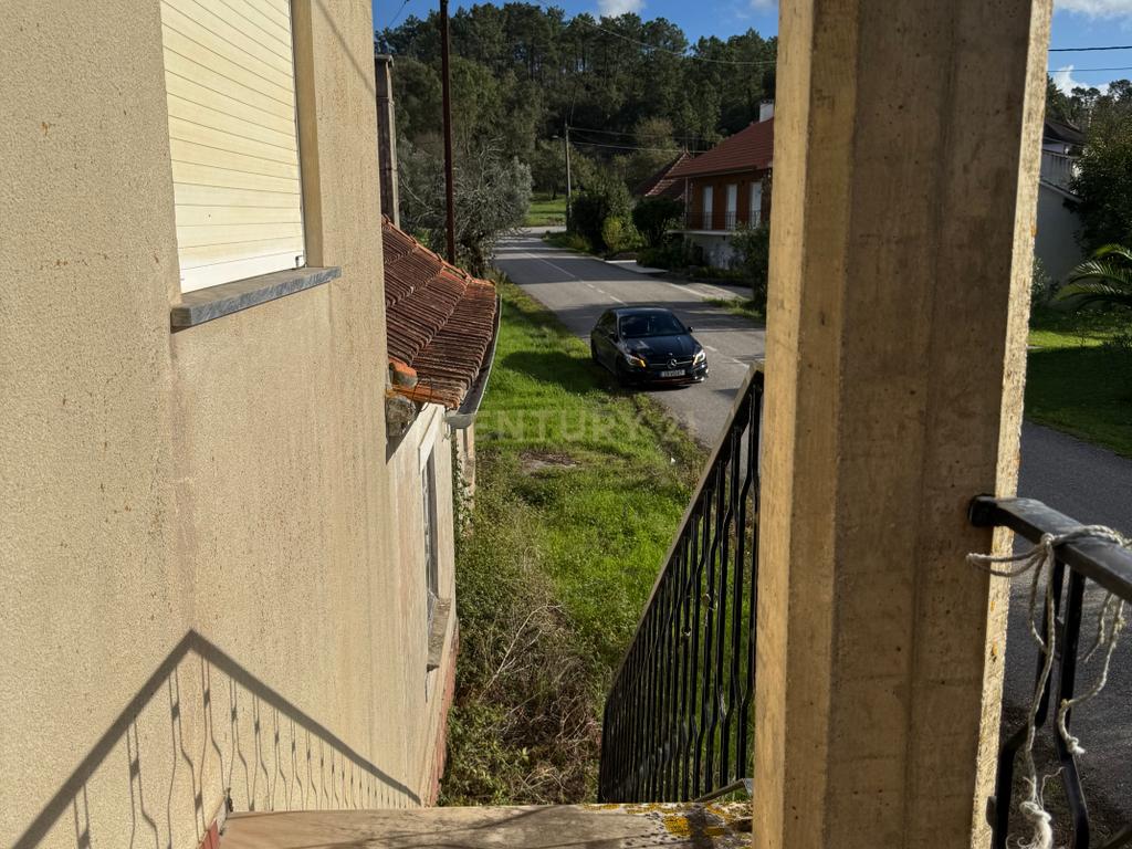 Casa T1 com garagem e terreno - Image 4