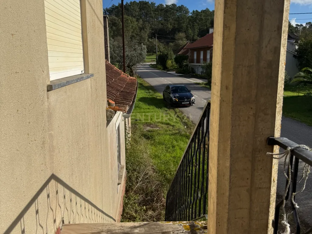 Casa T1 com garagem e terreno - Image 4