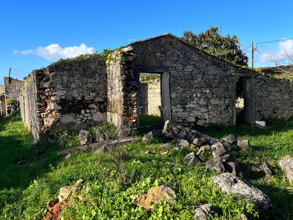 TERRENO COM RUINA VISTA SERRA - Image 1