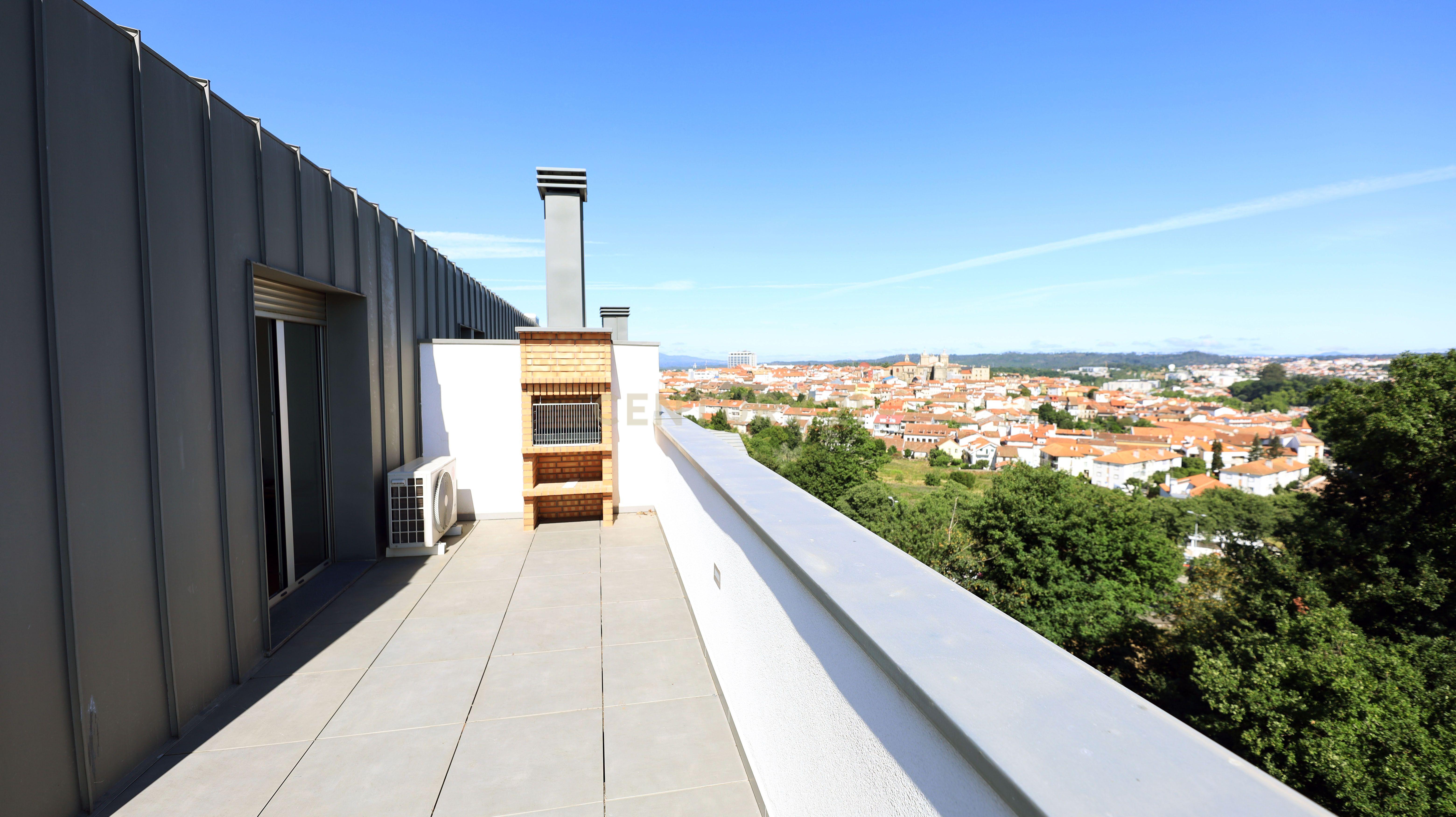 Apartamento T4 duplex - Image 25