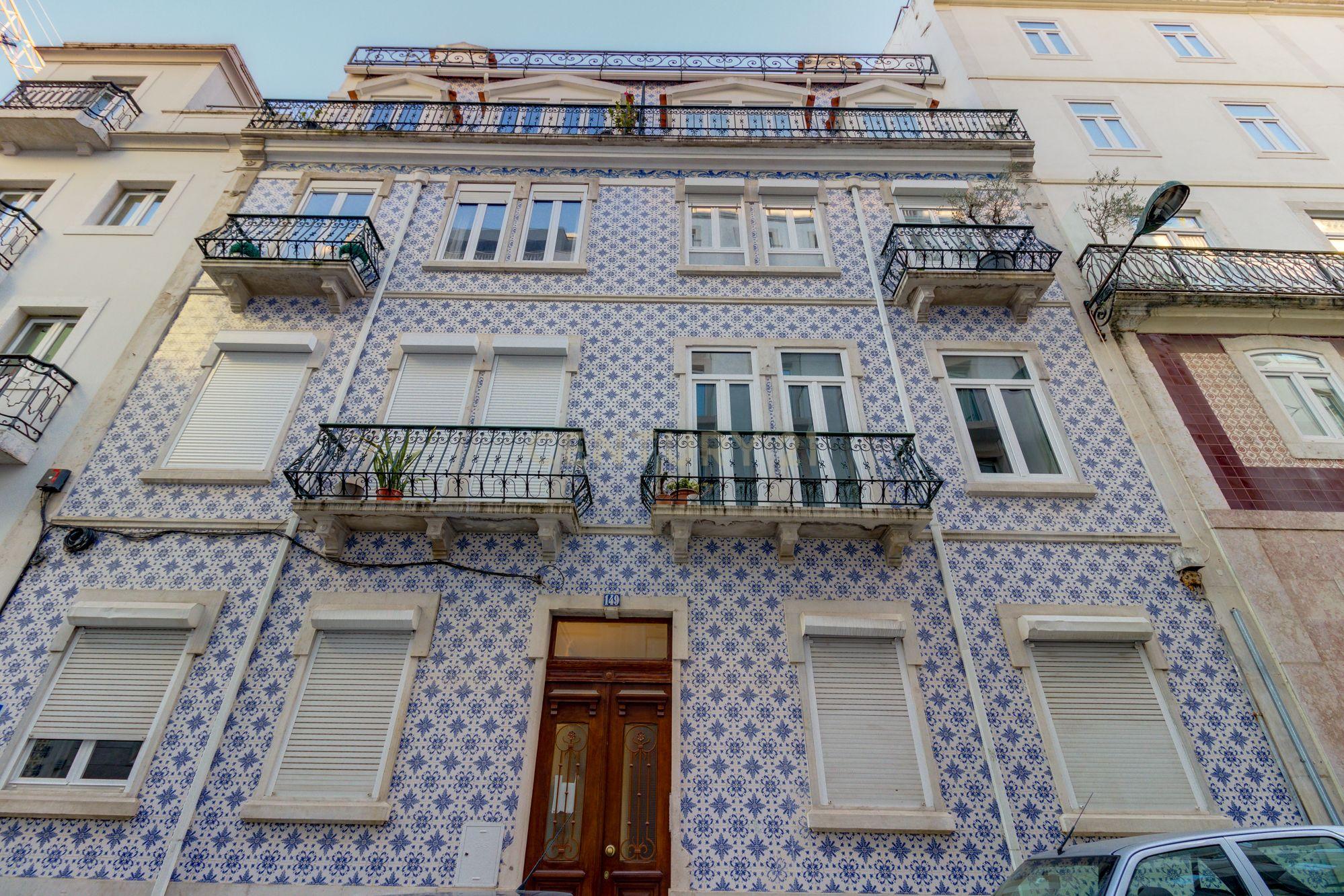 T2 + 1 Duplex na Rua do Salitre, harmonizando a traça antiga com elementos modernos. - Image 35