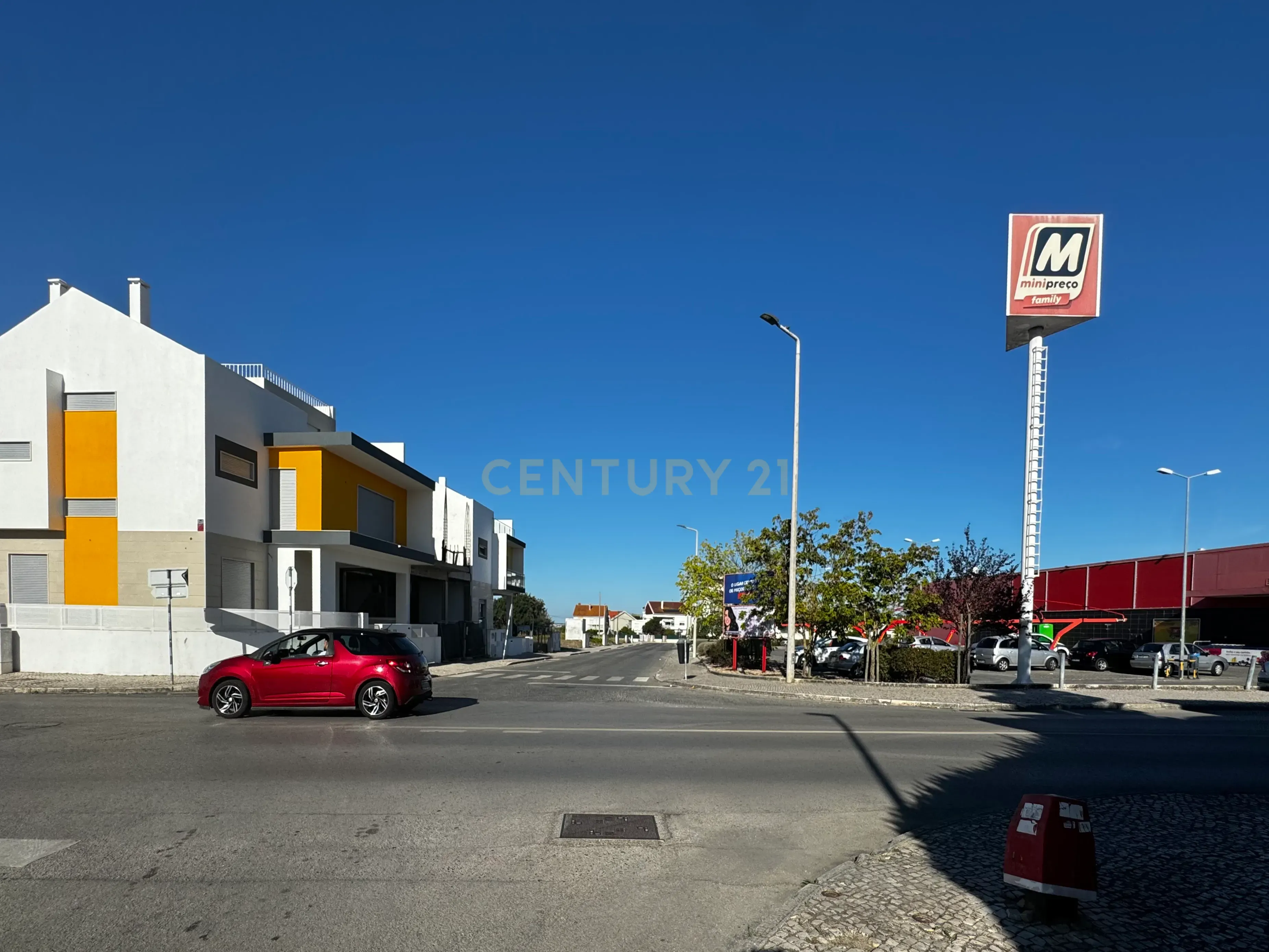 Terreno Urbano de 175 m² com Projeto de Moradias Aprovado em Santo António da Charneca, Barreiro - Image 1