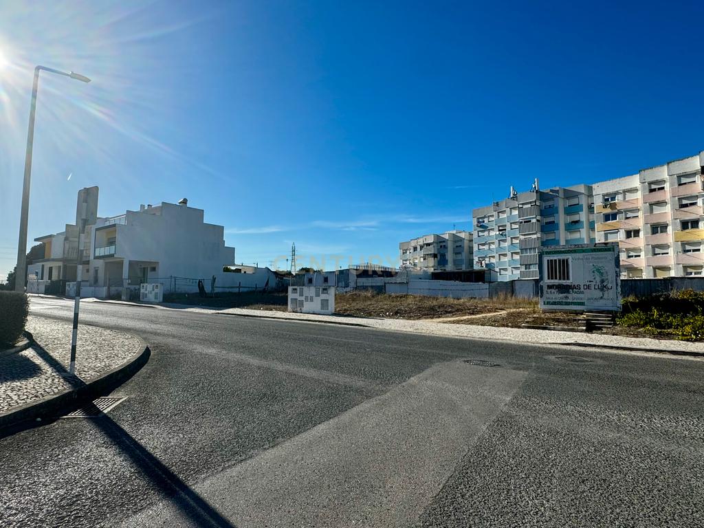 Terreno Urbano de 1489m² com Projeto Aprovado para 8 Moradias em Santo António da Charneca, Barreiro - Image 4