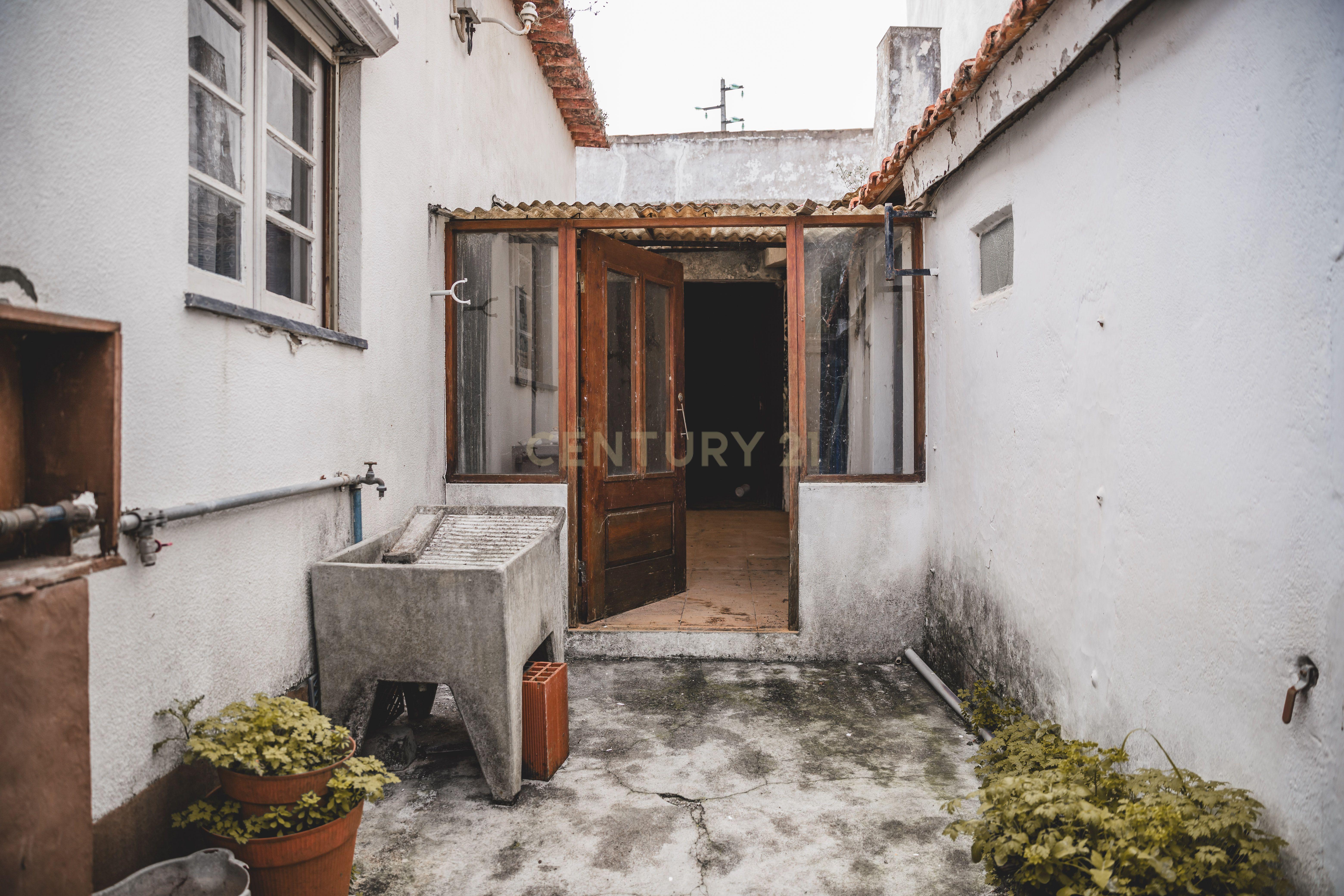 Moradia T2 com Grande Potencial Tojal Aldeia Gavinha Alenquer - Image 8