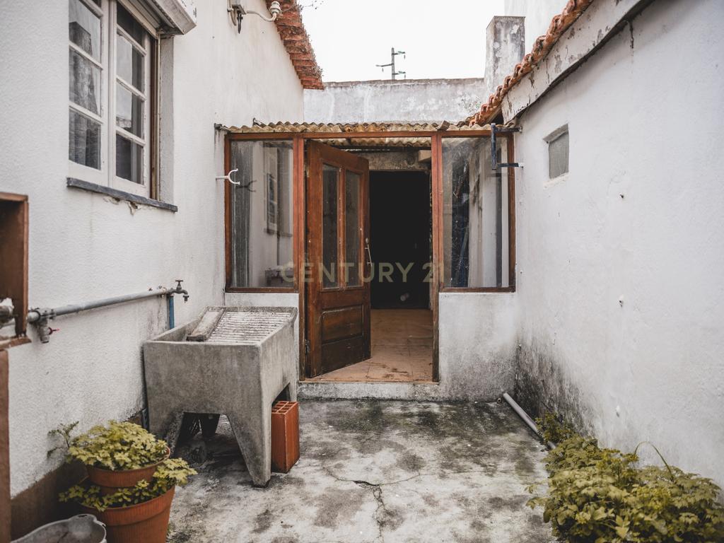 Moradia T2 com Grande Potencial Tojal Aldeia Gavinha Alenquer - Image 8