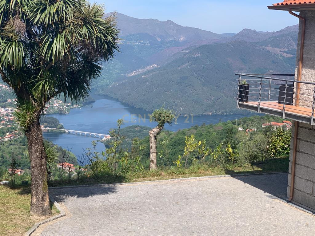 Duas Casas na zona do Gerês com 3 Suites e  vistas rio - Image 1