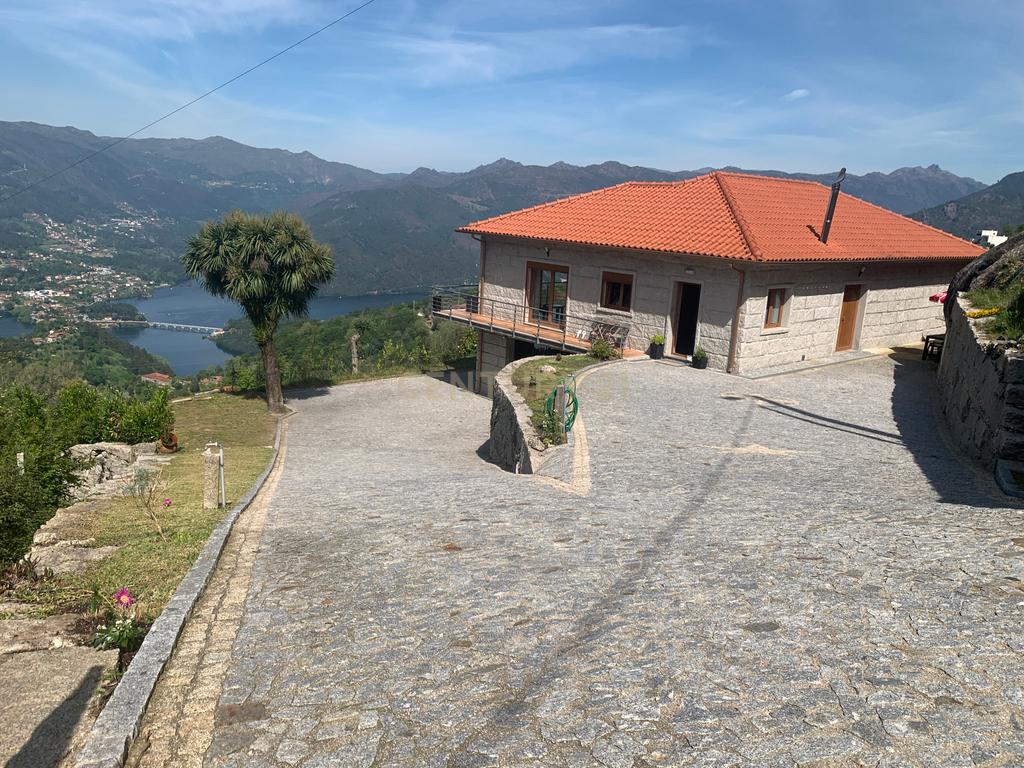 Duas Casas na zona do Gerês com 3 Suites e  vistas rio - Image 6