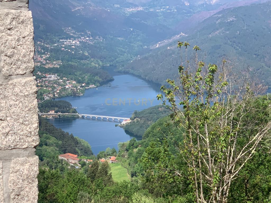 Duas Casas na zona do Gerês com 3 Suites e  vistas rio - Image 20