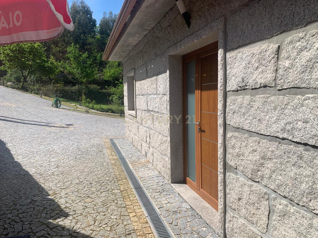 Duas Casas na zona do Gerês com 3 Suites e  vistas rio - Image 27