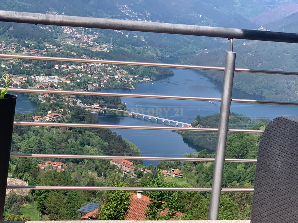Duas Casas na zona do Gerês com 3 Suites e  vistas rio - Image 3