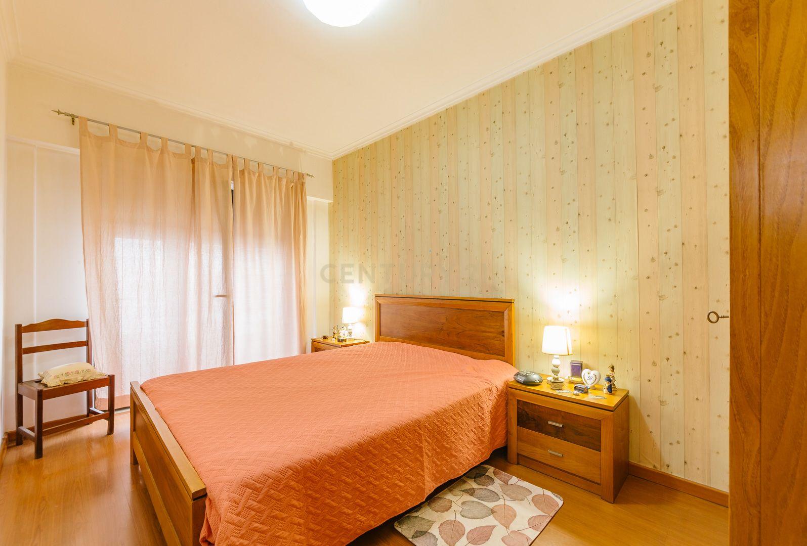 Apartamento T3 com varanda em Sacavém - Image 6