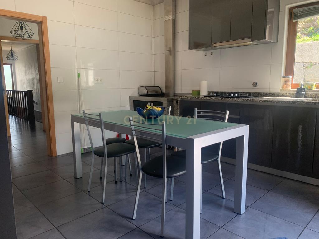 Duas Casas na zona do Gerês com 3 Suites e  vistas rio - Image 7