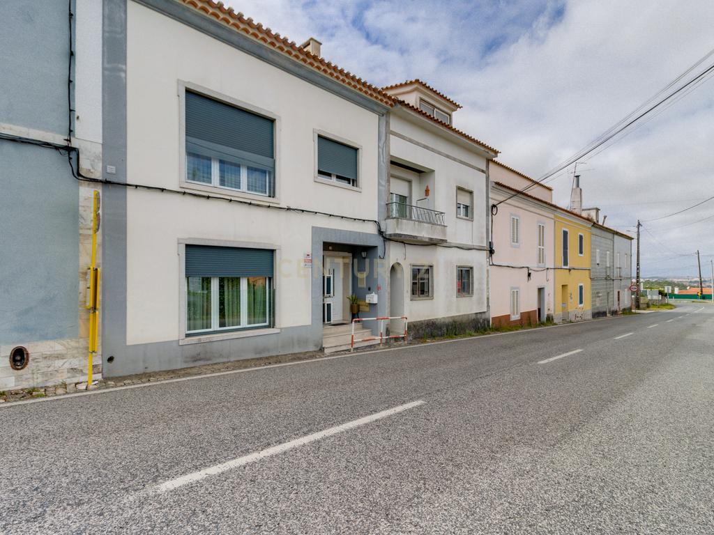 CONCELHO DE MAFRA .MORADIA TÉRREA .  LOGRADOURO DE 20M2. A 20 MINUTOS DE LISBOA - Image 1
