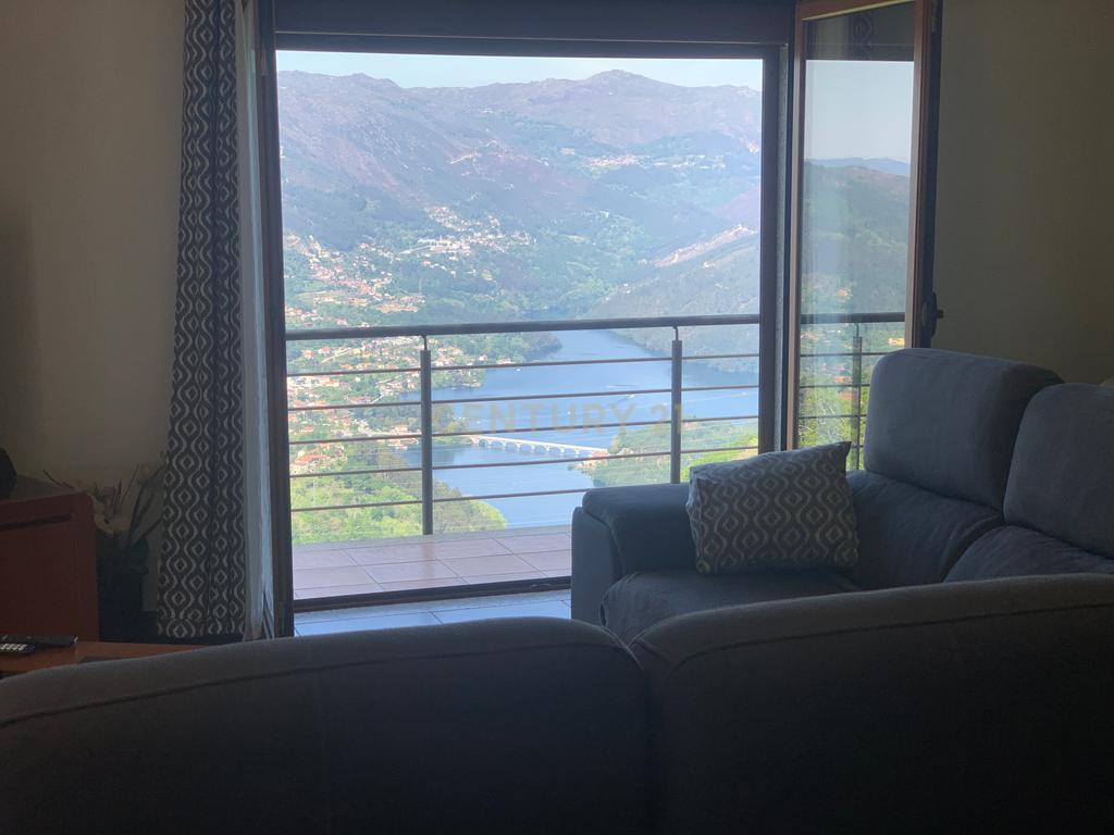 Duas Casas na zona do Gerês com 3 Suites e  vistas rio - Image 9
