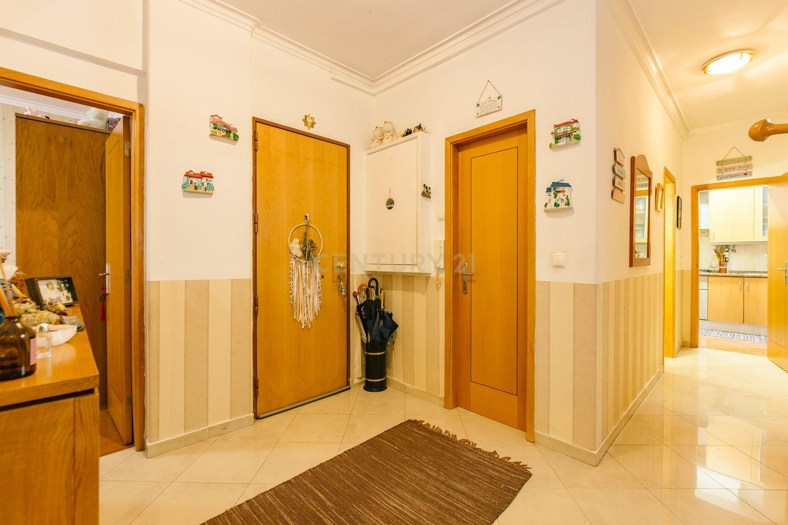 Apartamento T3 com varanda em Sacavém - Image 2