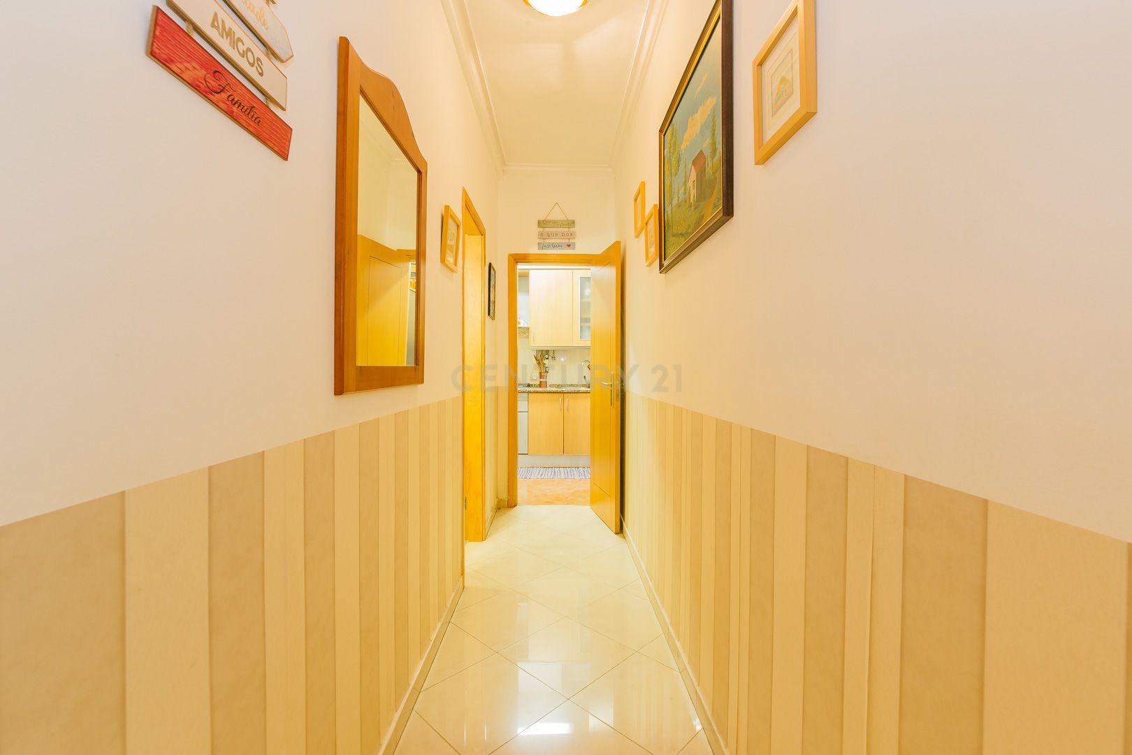 Apartamento T3 com varanda em Sacavém - Image 3