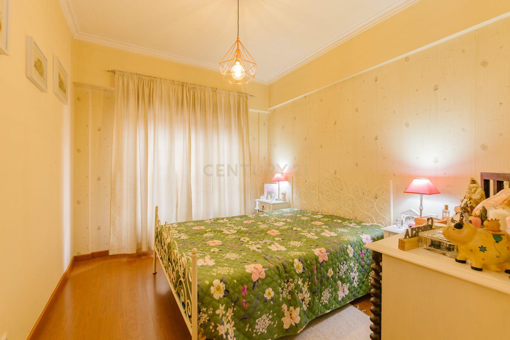 Apartamento T3 com varanda em Sacavém - Image 9